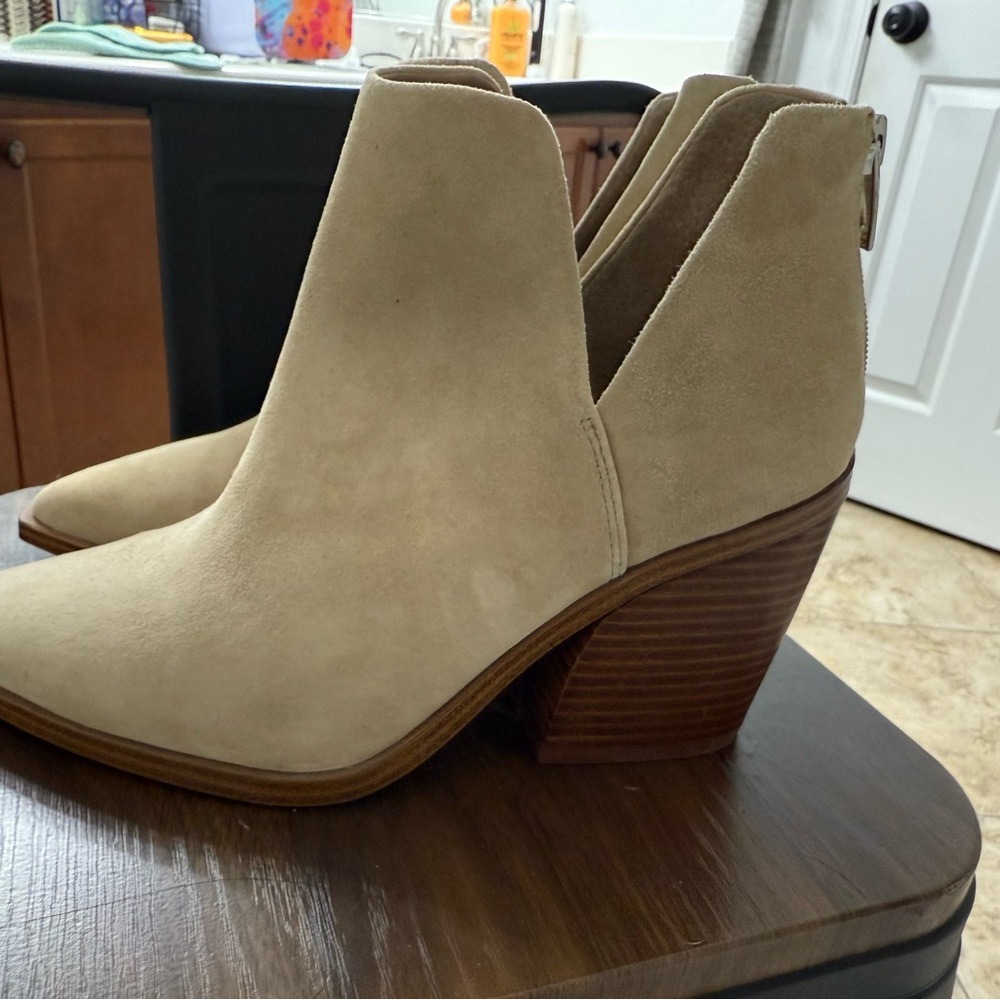 Vince Camuto Tan Heeled Boots Western-Inspired